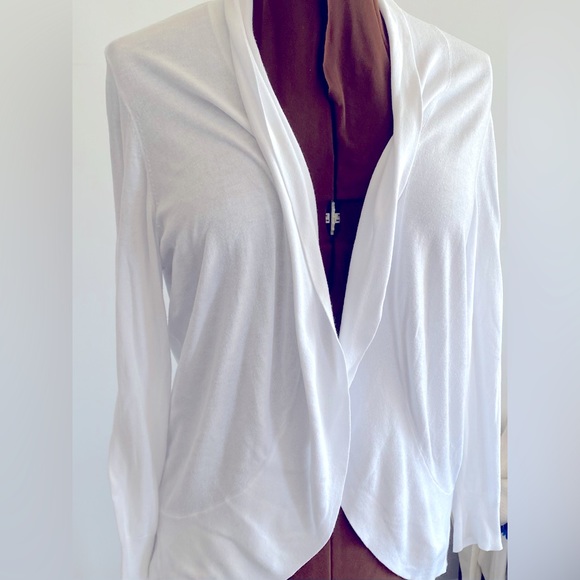 🤍REITMANS🤍Pure white cardigan. Never worn. Size medium. - Picture 6 of 9